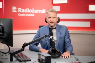 Může moderátor Radiožurnálu dělat reklamu sázkovce? Není zaměstnanec, hájí Boučka rozhlas